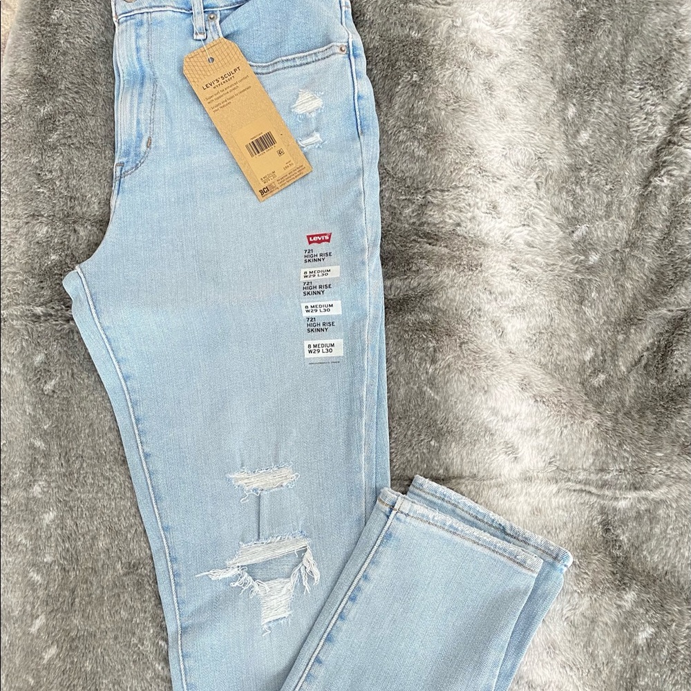 NWT 721 Levi’s high-rise distressed jeans